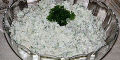 Ry�owa sa�atka z serem Feta i koperkiem
