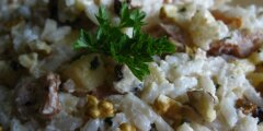 Czosnkowa sa�atka z w�dzonym kurczakiem