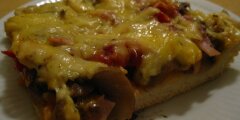 Pizza domowa z szynk� i pieczarkami