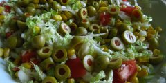 Sa�atka grillowa z oliwkami