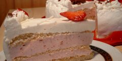 Tort z kremem truskawkowo-serowym
