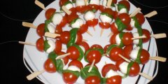 Pomidory z mozzarell� na szpatu�kach