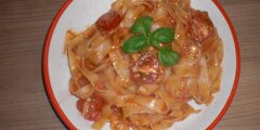 Makaron z sosem pomidorowym z mozzarella
