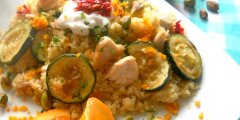 Sa�atka z kaszy kuskus, kurczaka , pistacji z past� harissa