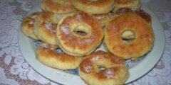 Kr��ki z dziurk� sma�one na patelni