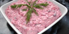 Sa�atka �ledziowa z buraczkami
