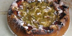 Placek z rabarbarem i �liwkami