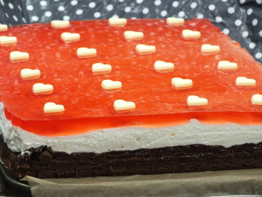 Zdjęcie potrawy Czekoladowy biszkopt z białą puszystą masą i galaretką