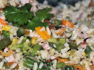 Zdjęcie potrawy Dietetyczne danie ryżowe z warzywami i wędzonym kurczakiem