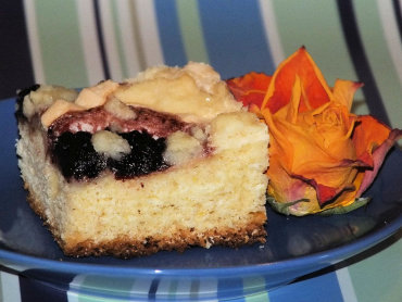 Zdjęcie potrawy Drożdżowe ciasto z dżemem, bezą i słodką posypką