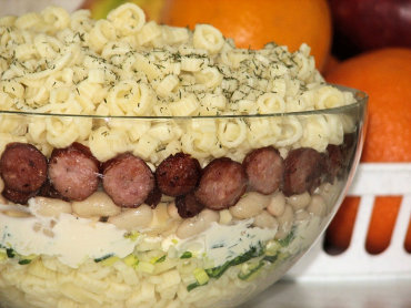 Zdjęcie potrawy Makaronowa sałatka z kiełbaską i białą fasolką