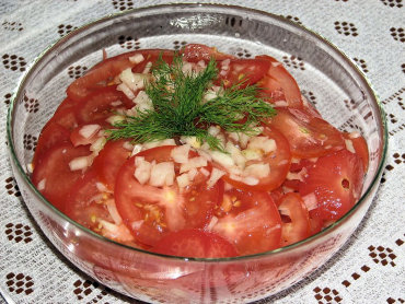 Zdjęcie potrawy Surówka z pomidorów i cebuli