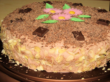 Zdjęcie potrawy Tort śmietankowo-czekoladowy z chałwą