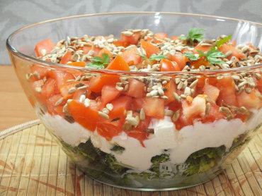 Zdjęcie potrawy Warstwowa sałatka z brokułem i pomidorem