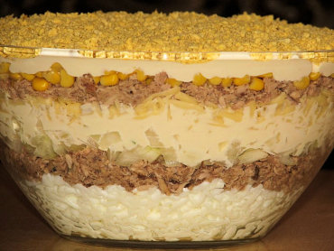 Zdjęcie potrawy Warstwowa sałatka z tuńczyka i kukurydzy