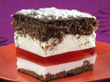 Zdjęcie potrawy Warstwowe ciasto z galaretką, jogurtem i śmietanką