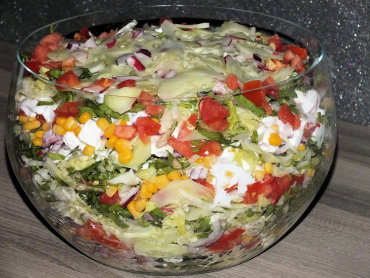 Zdjęcie potrawy Warstwowa sałatka z Fetą na kolorowo