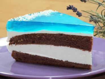 Zdjęcie potrawy Białkowe ciasto ze śmietanką i niebieską galaretką