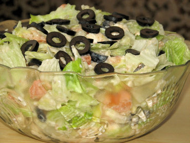 Zdjęcie potrawy Lekka sałatka z zieloną sałatą i czarnymi oliwkami