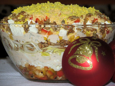 Zdjęcie potrawy Pyszna warstwowa sałatka z serem feta i słonecznikiem
