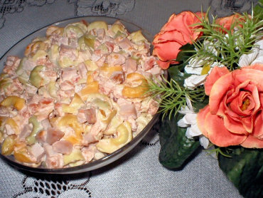 Zdjęcie potrawy Sałatka z makaronem tortellini i pomidorami