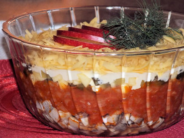 Zdjęcie potrawy Sałatka śledziowo-pomidorowa pod serową pierzynką