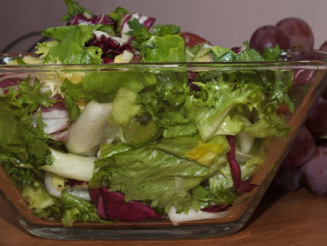 Zdjęcie potrawy Surówka z kolorowej sałaty i owoców