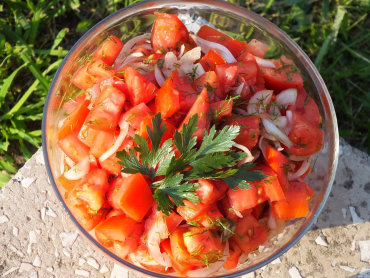 Zdjęcie potrawy Surówka z pomidorów i koperku
