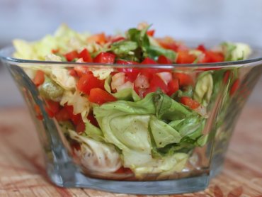 Zdjęcie potrawy Surówka z sałaty, papryki i cebuli