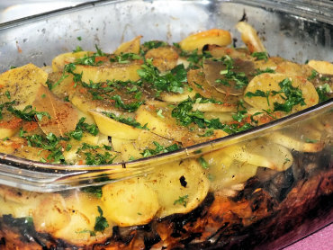 Zdjęcie potrawy Zapiekanka ziemniaczana z marchewką i pieczarkami