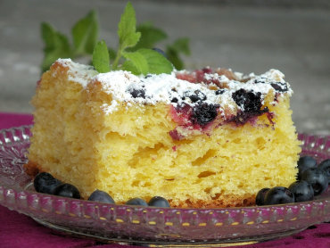 Zdjęcie potrawy Żółte drożdżowe ciasto z jagodami i rabarbarem