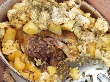 Zdjęcie potrawy Golonka pieczona razem z ziemniakami i kalafiorem