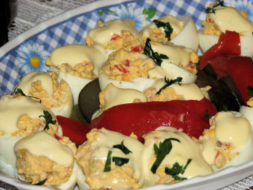 Zdjęcie potrawy Jajka faszerowane konserwową papryką i kiszonymi ogórkami