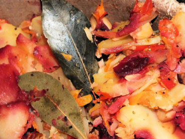 Zdjęcie potrawy Zapiekanka ziemniaczana z warzywami i kiełbaską
