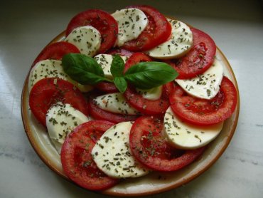 Zdjęcie potrawy Caprese - super szybka sałatka z mozzarellą i pomidorami