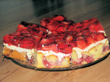 Zdjęcie potrawy Ucierane ciasto z masą budyniową i truskawkami