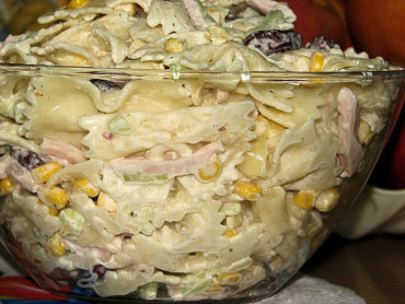 Zdjęcie potrawy Makaronowa sałatka z czerwoną fasolką i szynką