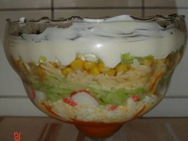 Zdjęcie potrawy Sałatka warstwowa z paluszkami krabowymi