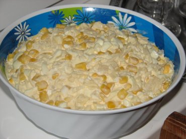 Zdjęcie potrawy Delikatna sałatka z żółtym serem i ananasem