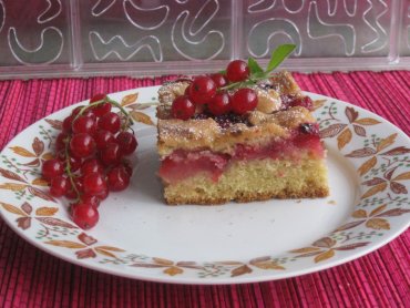 Zdjęcie potrawy Ucierane ciasto z czerwonymi porzeczkami i kruszonką