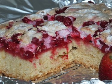 Zdjęcie potrawy Wakacyjne ciasto z czerwonymi porzeczkami w bezie