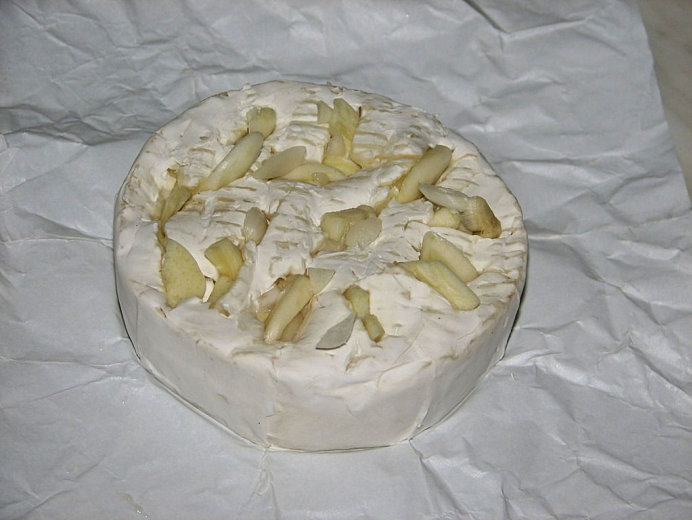 Serek Camembert z cienkimi plasterkami czosnku