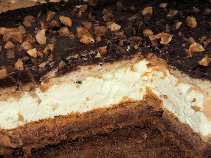 Ciasto marchewkowo-dyniowe ze śmietanką, polewą i orzeszkami
