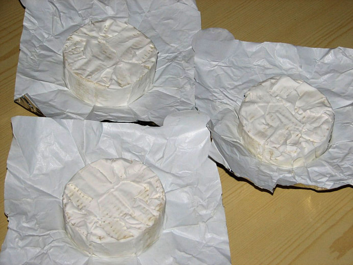Odpakowane camemberty