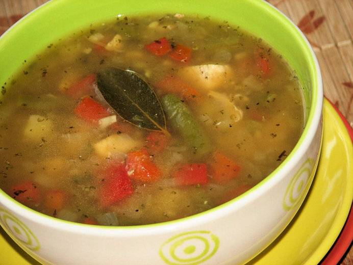Dietetyczna zupa gulaszowa drobiowa na kolorowo
