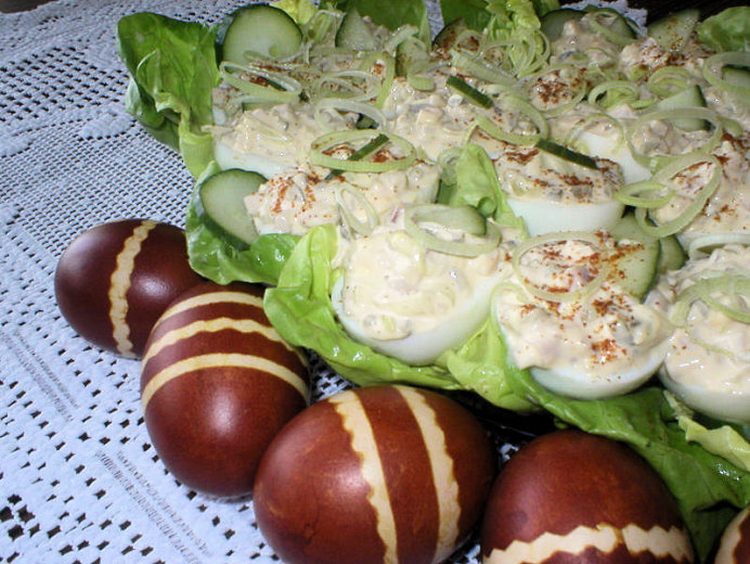 Jajka podane na zielonej sałacie