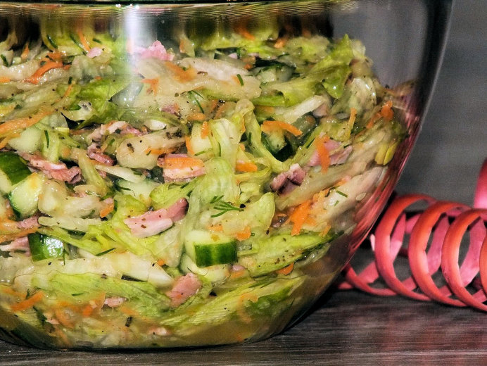 Sałatka z zielonej sałaty, szynki i marchewki - zdjęcie 2