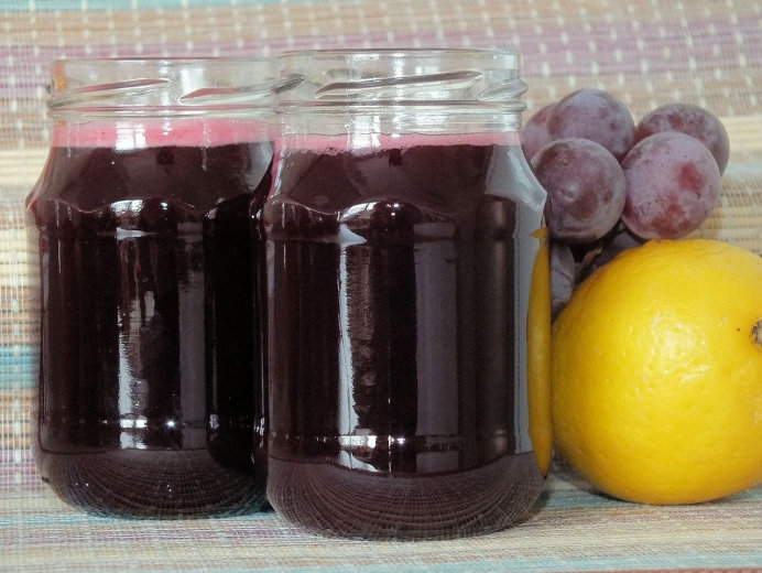 Sok z aronii, śliwek i winogron