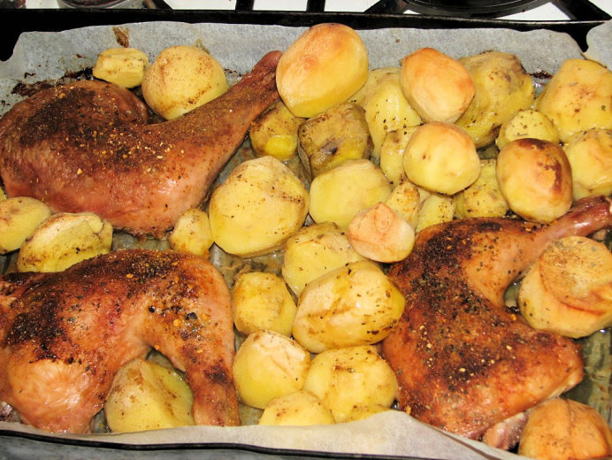 Udka kurczaka pieczone razem z ziemniakami - zdjęcie 2
