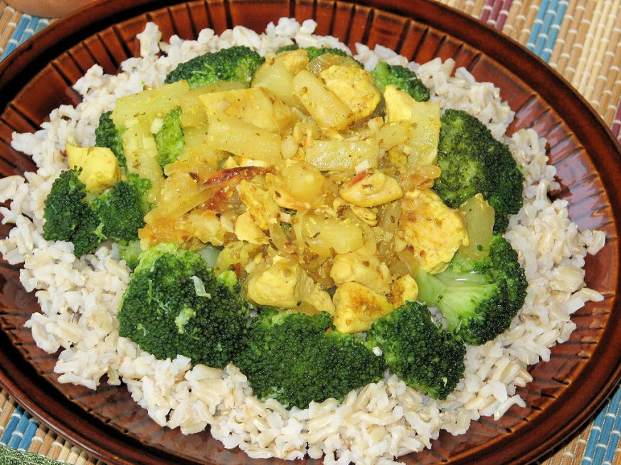 Danie ryżowe z brokułem i kurczakiem na słodko - zdjęcie 2